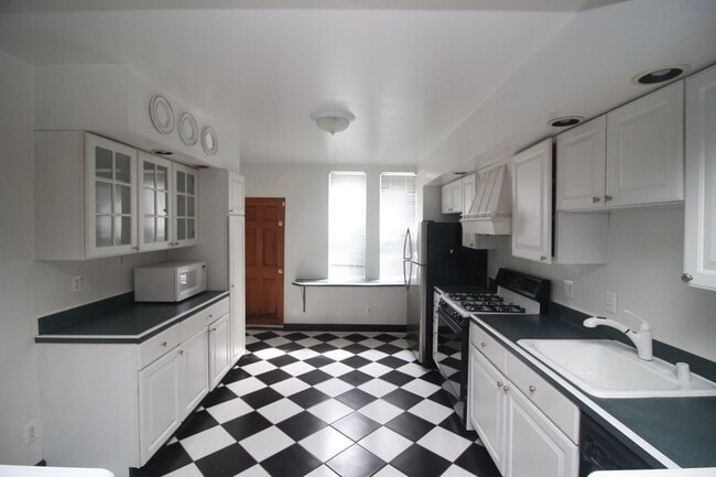 Building Photo - Simply Perfect Canton 2bd/2ba Rowhome w/ Parking! Available 5/11