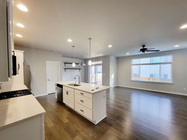 Photo - Bright and Spacious 3 bedroom, fully fence...