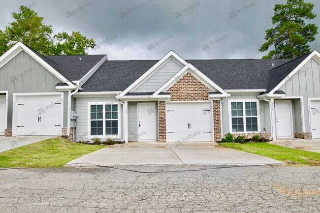 Building Photo - Like new 3 bed/3 bath single-family home f...