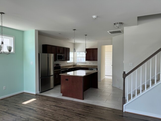 Cocina con isla grande y todos los electrodomésticos incluidos. - 7820 Vermeil St