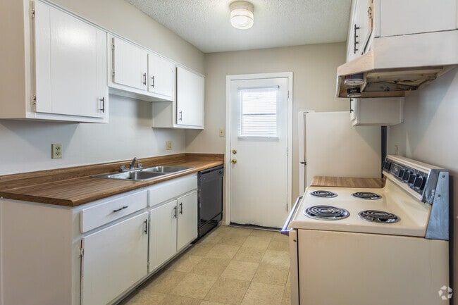 2BR, 1BA - 800SF - Kitchen - University Crossings