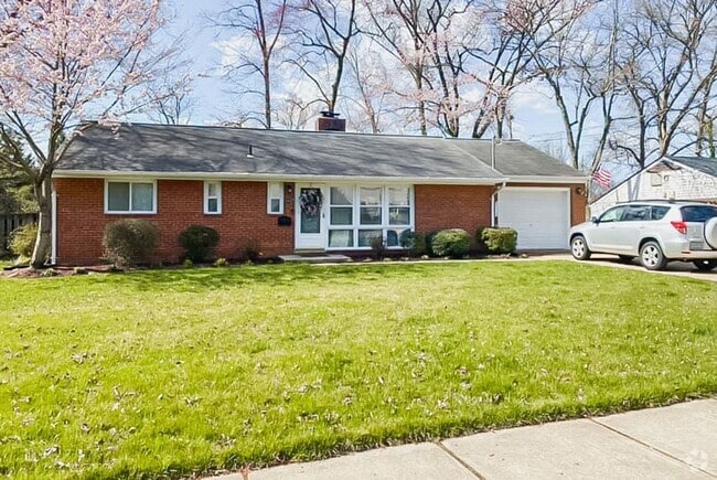Building Photo - Immaculately Renovated 3 Bedroom 1.5 Bathr... Rental