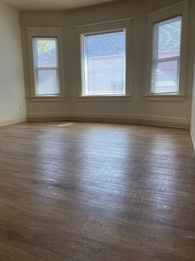 Photo - 225 N Ashland Unit upper