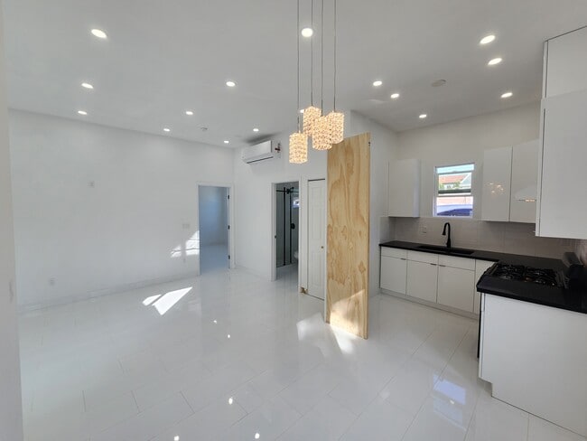 Photo - 10343 Penrose St