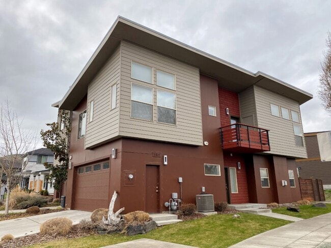 Building Photo - Eagle Crest Condo at Lone Pine
