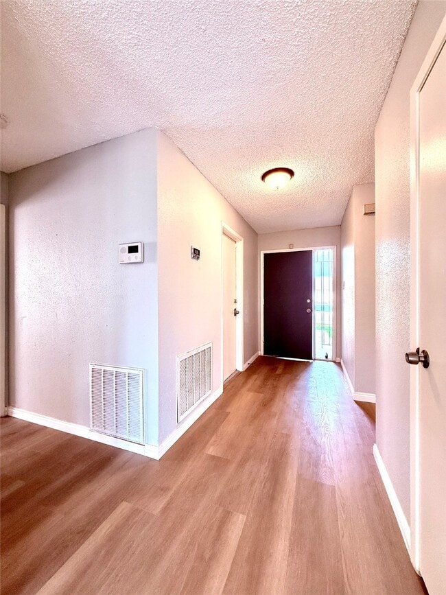 Building Photo - 12071 Plumbrook Dr