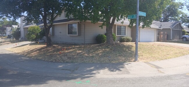 Building Photo - 351 Pinedale Ave Rental