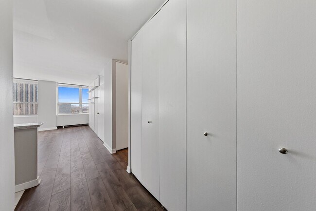 Photo - 655 W Irving Park Rd Unidad 1511