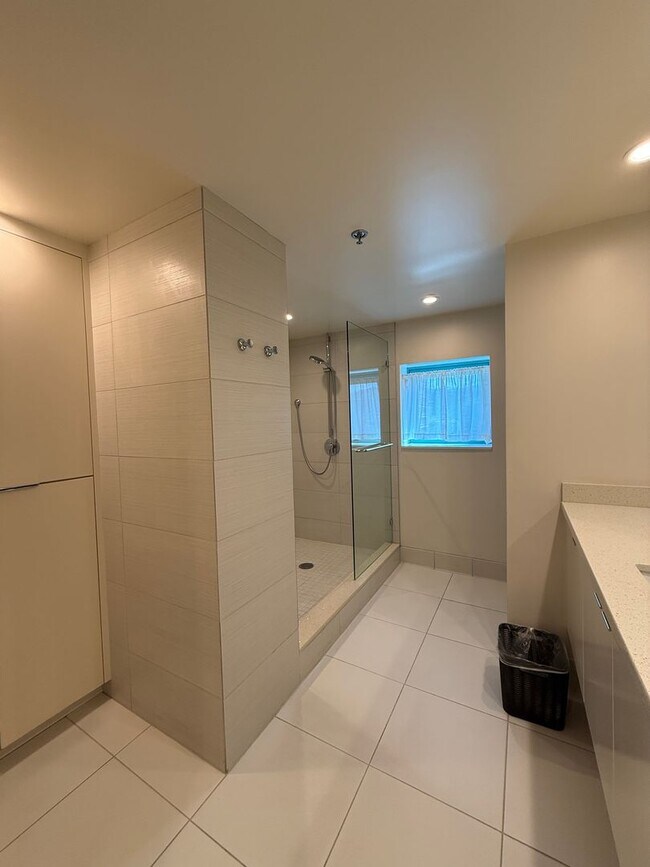 Photo - Uraku Tower 17 A Luxury Living!