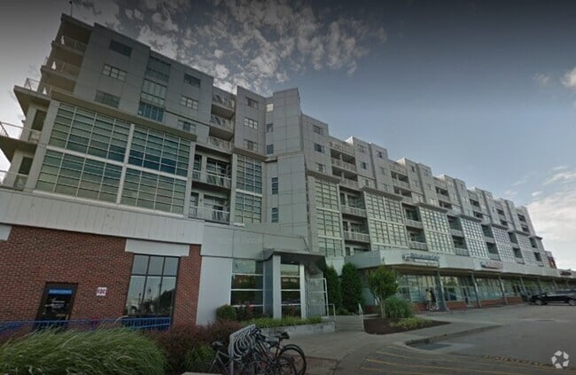 Building Photo - Luxury Condo on the Waterfront, with dedic...