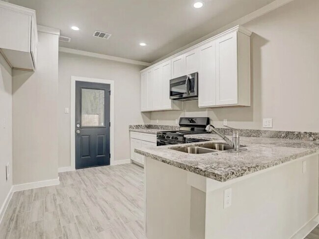 Photo - 4425 Clover St