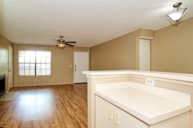 Photo - 355 Lakepointe Dr Unit 204