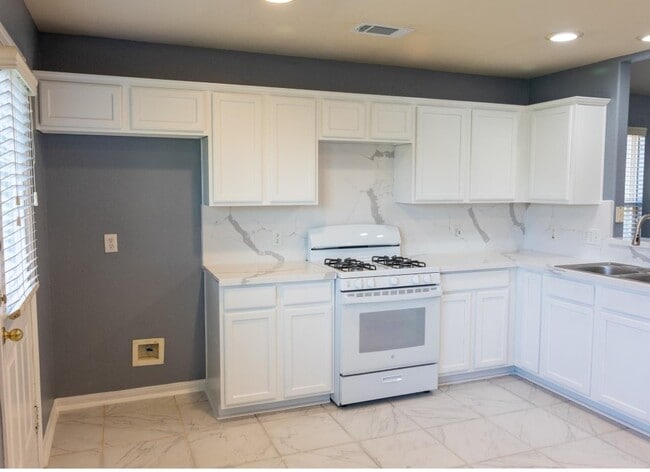 Building Photo - 5714 Turner Oaks