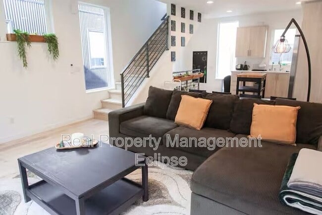 Building Photo - 8819 Midvale Ave N Unit D