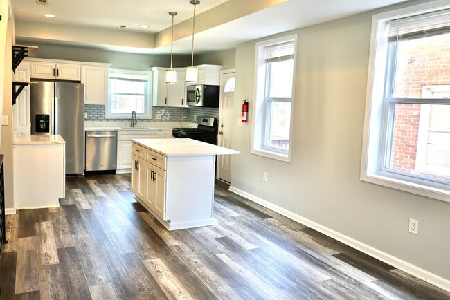 Photo - 715 Somerset Pl NW