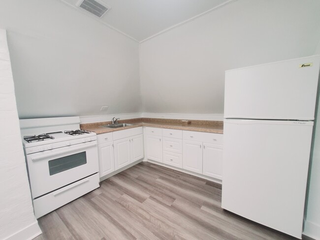 Building Photo - 76 Lindale St Unit 3