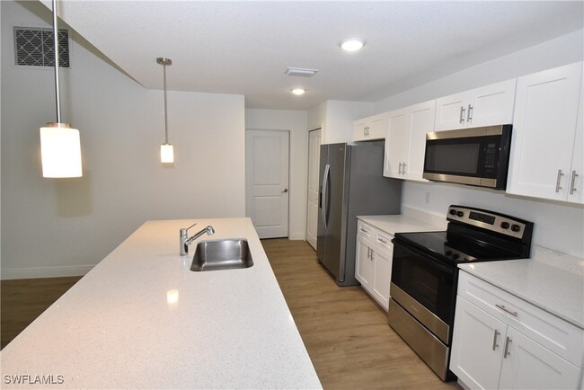 Photo - 4553 Midland St