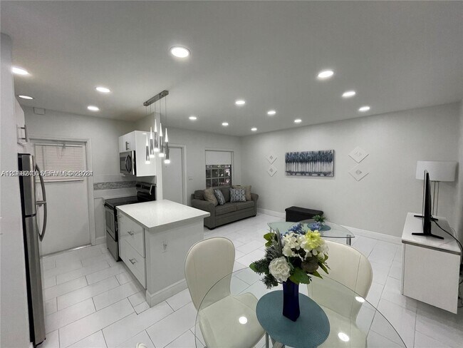 Photo - 1407 NE 56th St Unidad 103