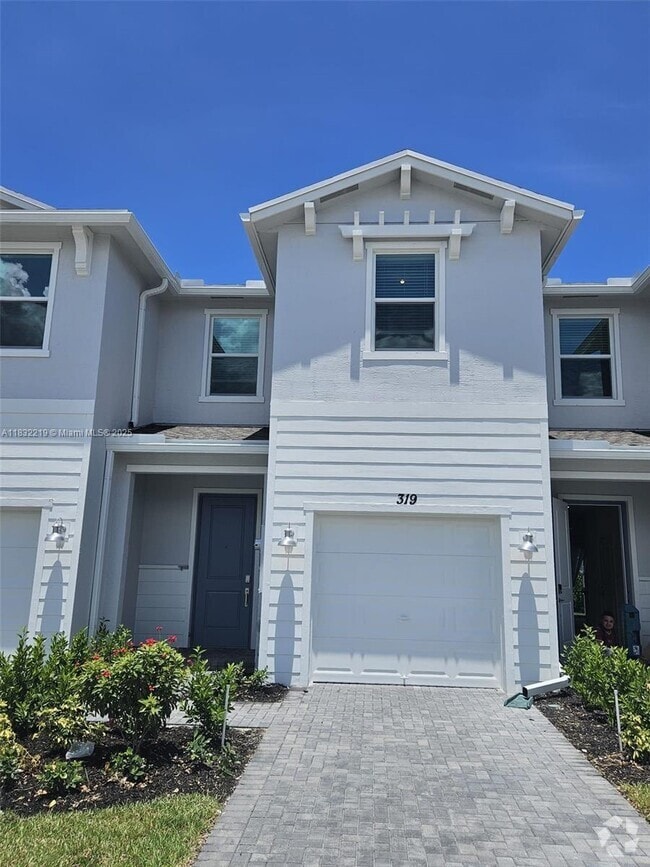 Building Photo - 319 SE Crossoak Ln Rental