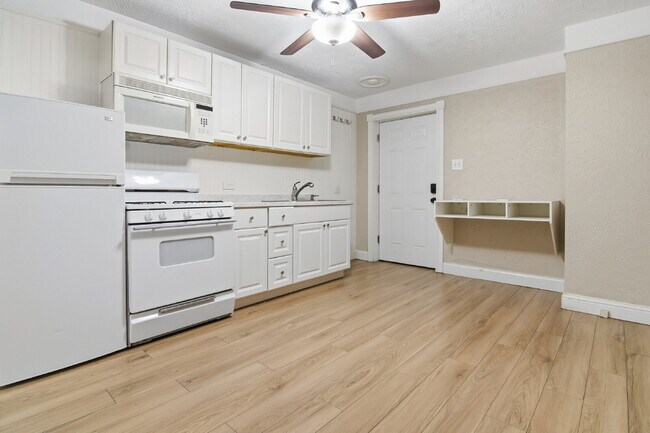 Building Photo - $1,245.95, 1 Beds - 1 Bath, Condo in Denver with Onsite Laundry! Unit 11