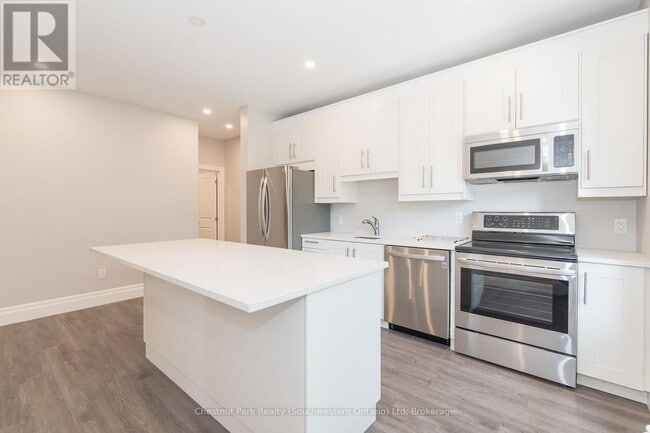 Photo - 113 Young St