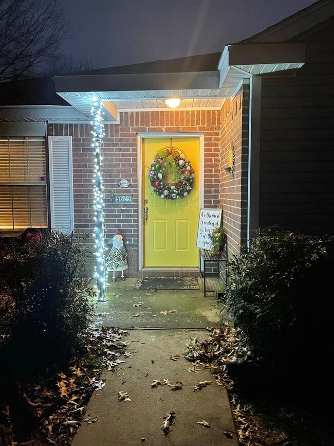 Photo - Pre - Leasing 3 Bedroom 2 Bath Extremely c...