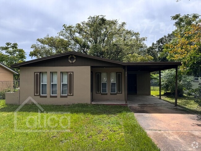 Building Photo - Stylishly Renovated 4-Bedroom Home Near Hi...