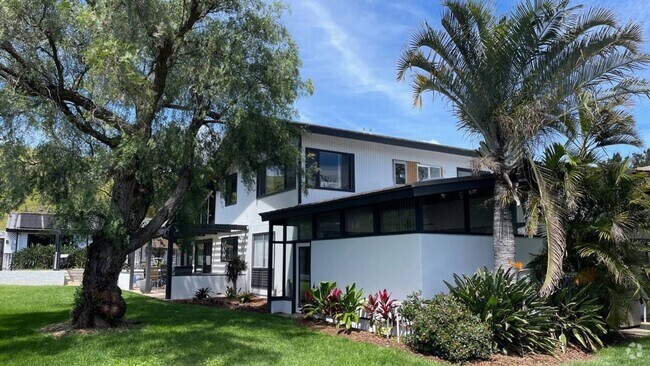 Building Photo - One of a Kind! Furnished 3+ Bedroom 3 Bath... Rental