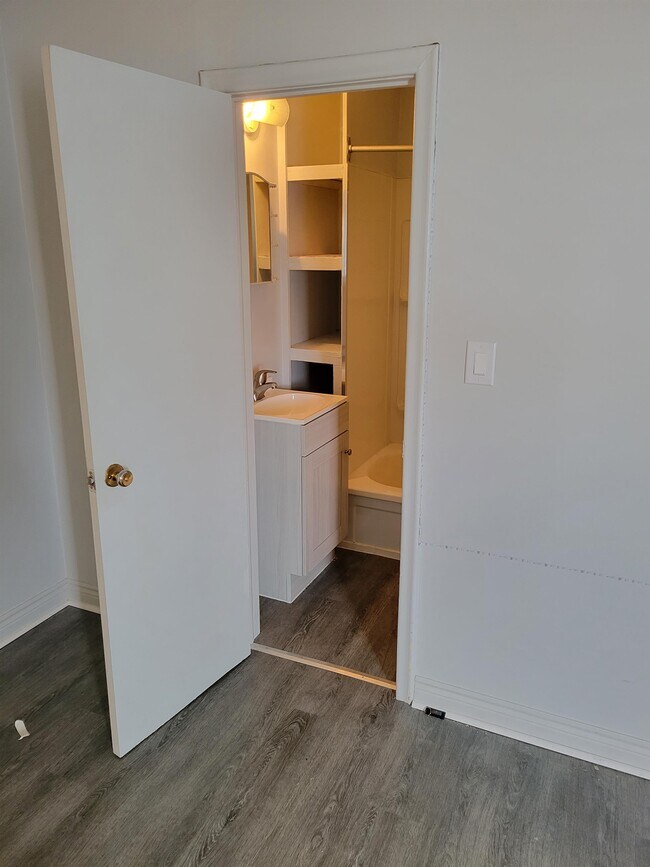 Photo - 262 Frood Rd Unité 3