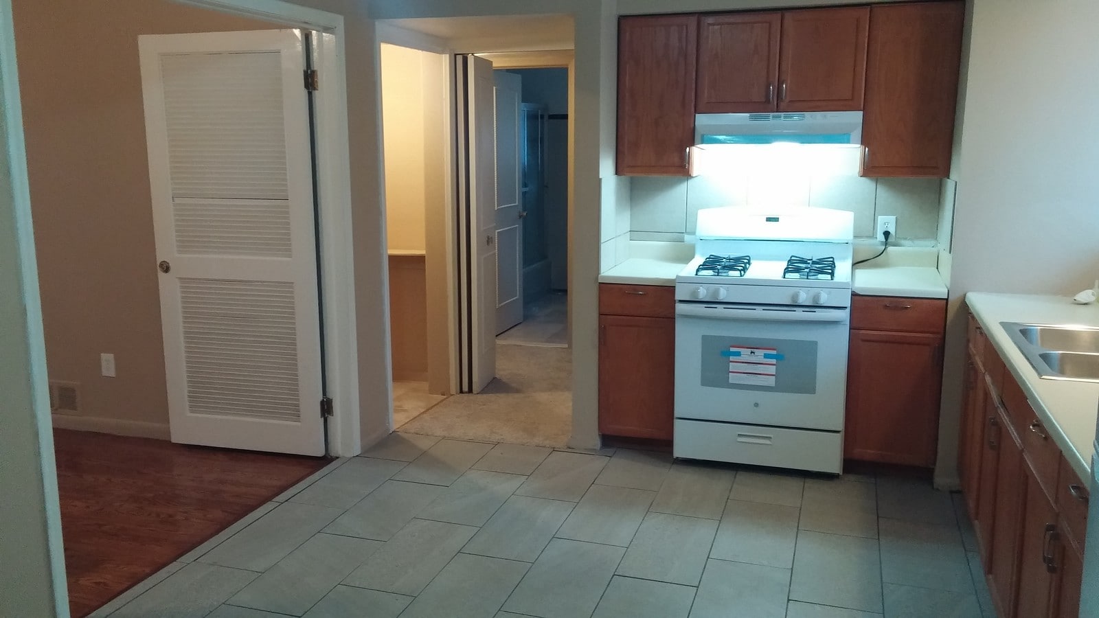 Kitchen and hallway - 19343 Greenfield Rd Apartamentos Unidad #1