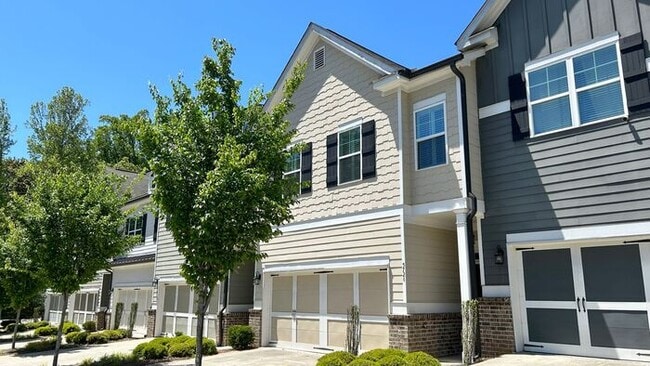 Building Photo - Gorgeous Sandy Springs Townhome, Hardwoods...
