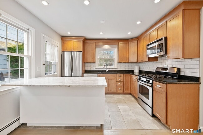 Building Photo - 5 River St