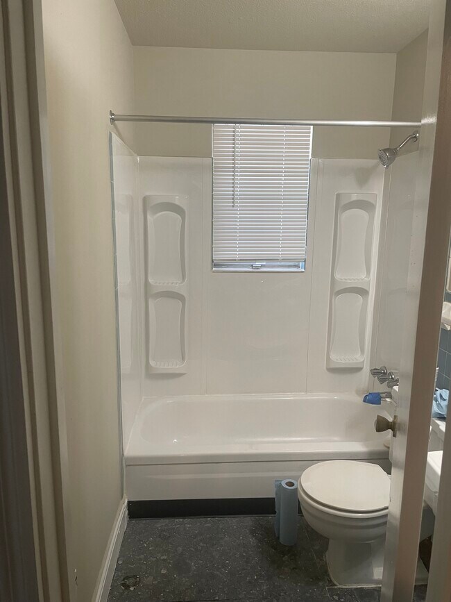 Baño - Faulkner Court Apartments