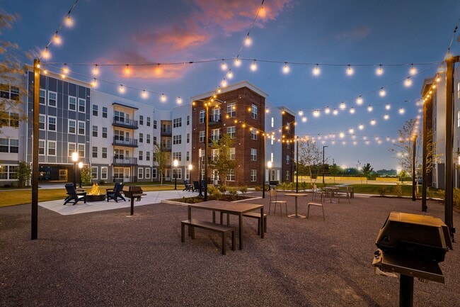 Fire Pit Courtyard - Borough 33 Apartments
