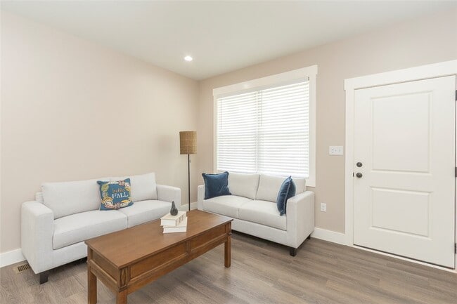 Photo - 413 W 2nd Ave