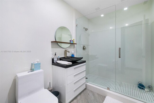 Photo - 517 S Riverside Dr
