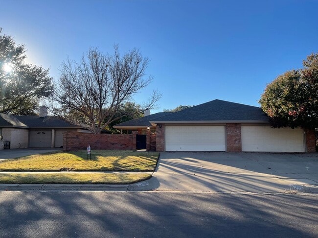 Building Photo - Spacious Duplex
