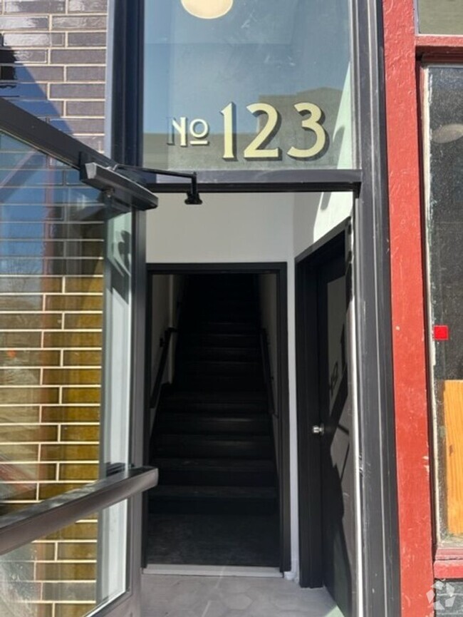 Building Photo - Renovated large 1 BR in heart of downtown ... Unit 123 #3 Rental