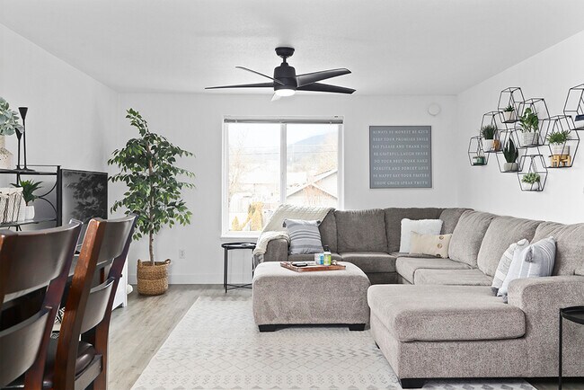 Photo - 221 NE Steiger St