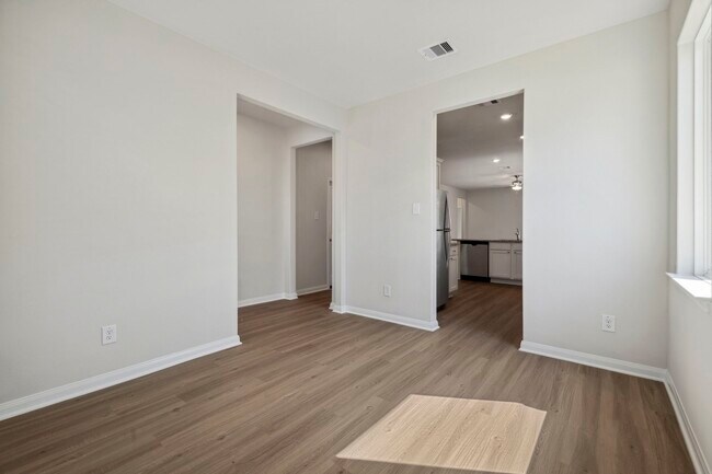 Photo - 335 Kingston Wy