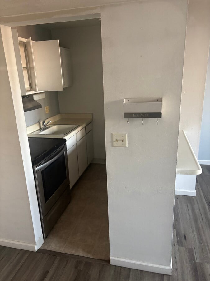 Kitchen - 1707 N Prospect Ave Unit 9D