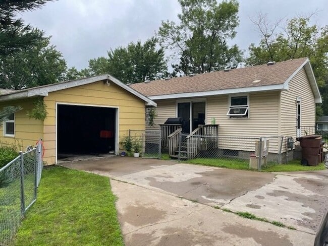 Photo - 3 BR, 1 bath, fenced in back yard