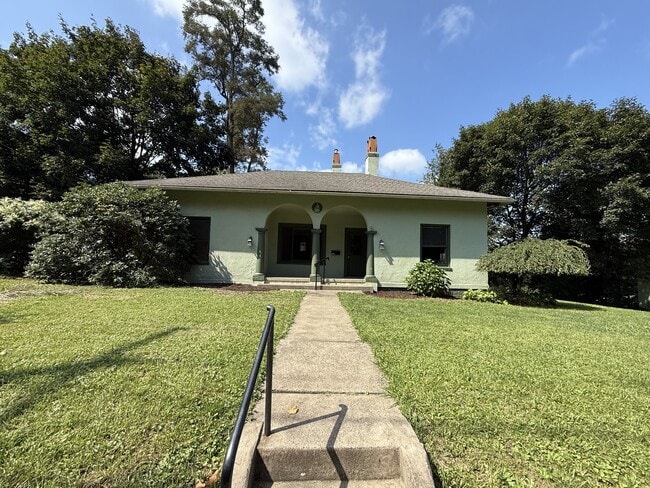 1819 St Clair Ave