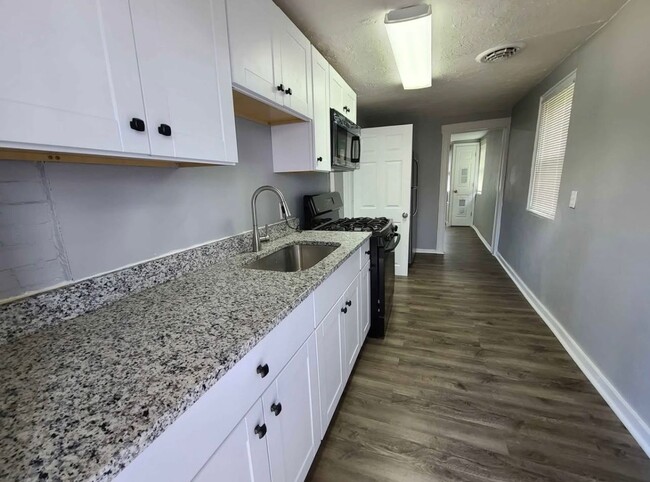 Building Photo - 1900 Deering Ave Unit 1902B