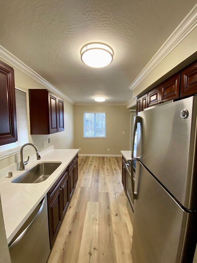 Photo - Gorgeous Top Floor Condo Located in Walnut Creek with Inside Laundry and Close to BART is Availab... Unidad 8