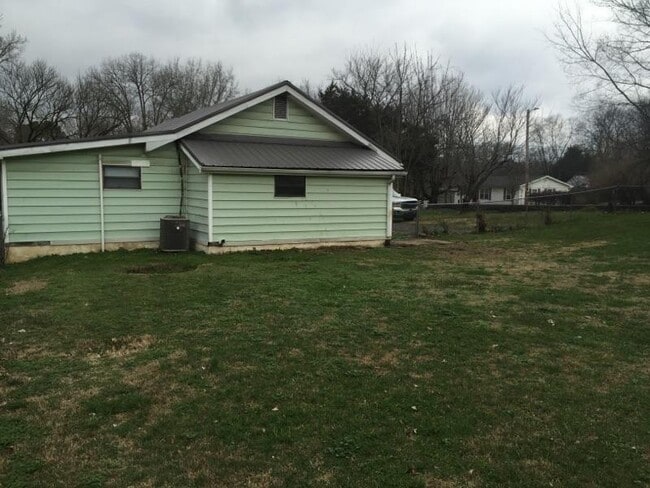 Photo - 134 Bates St NE