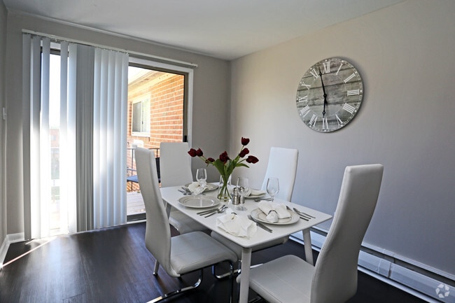 Dining Area - Laurel Manor Apartments