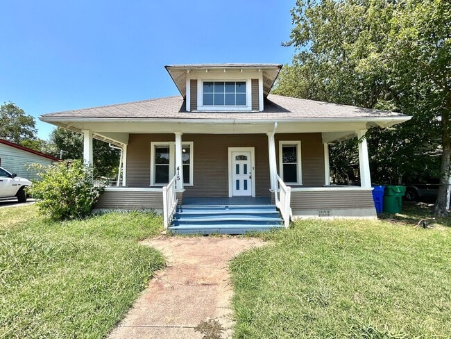 Building Photo - Inviting 2BR/1BA Single-Level Home with Po...
