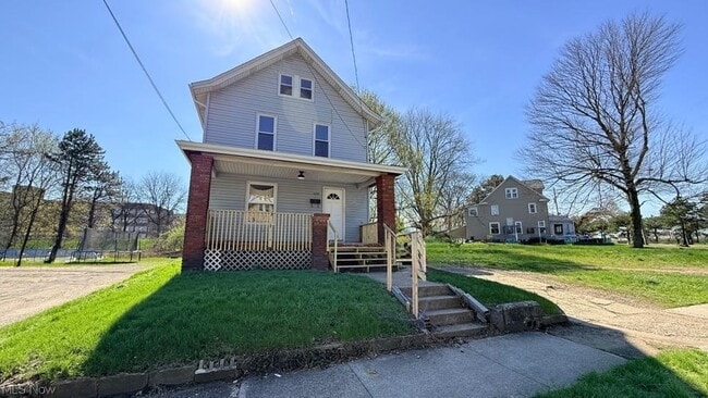 Photo - 1432 League St