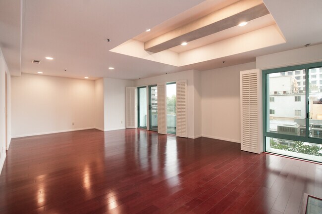 Large living room - 10336 Wilshire Blvd Unit 302